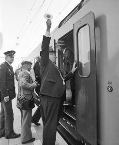 883203 Afbeelding van burgemeester H.J.L. Vonhoff die met fluitsignaal en spiegelei het vertrekbevel geeft voor de ...